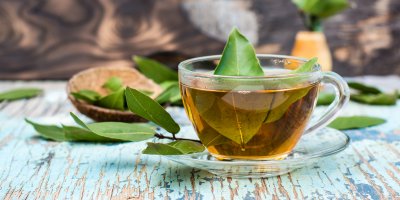 Čaj z bobkového listu v průhledném hrnku