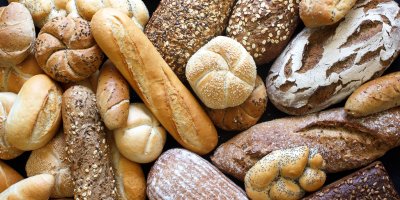Různé druhy chlebů, housek a baget