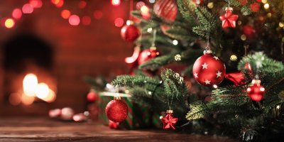 Detail vánočního stromku s červenými ozdobami