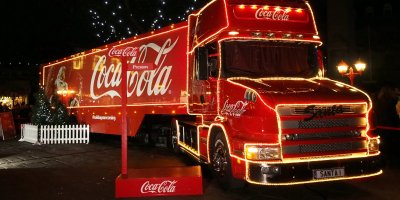 Červený vánoční kamion značky Coca-Cola