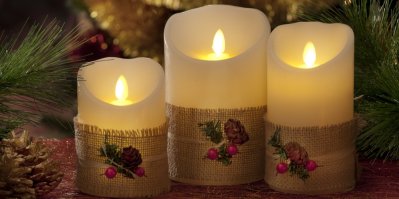 Tři LED svíčky ve vánočním dekoru