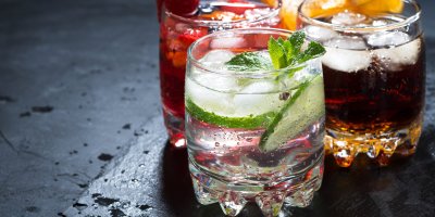 Čtyři sklenice s nealkoholickými nápoji