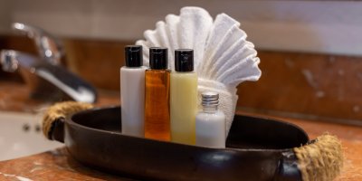 Podnos s malými lahvičkami hotelových šamponů