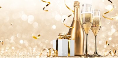 Dvě sklenice šampaňského, lahev a dárek