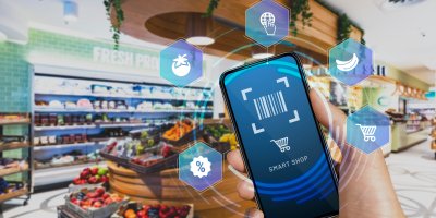 Smartphone s nákupní aplikací v supermarketu