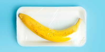 Banán v plastovém sáčku a na podtácku