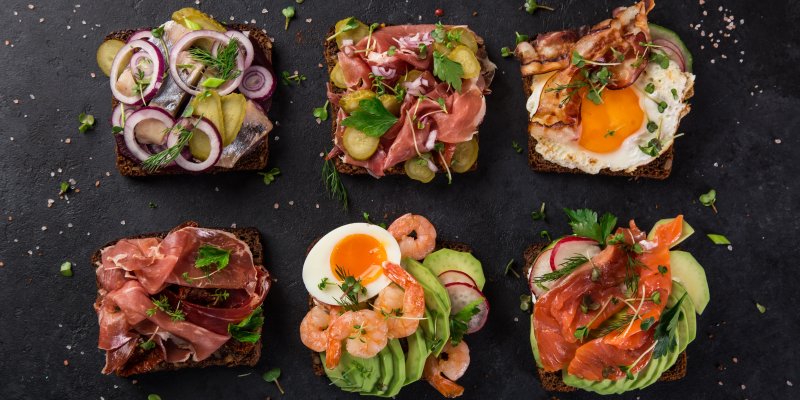 Dánské chlebíčky smørrebrød skvěle vypadají i chutnají. Vyzkoušejte je na 9 způsobů