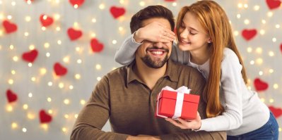 Muž a žena v romantickém prostředí s dárkem