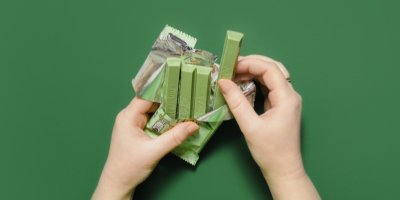 Zelený Kit Kat v zeleném obalu