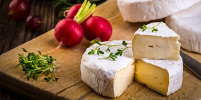 Rozkrojený camembert, ředkvičky, bylinky