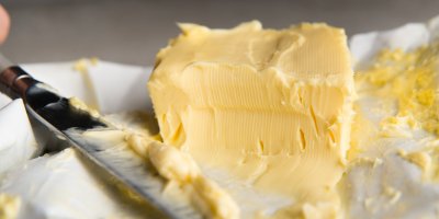 Nůž vedle kostky másla