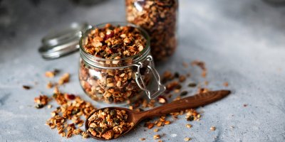 Sklenice a dřevěná lžíce granoly