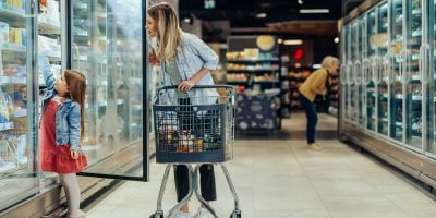 Žena s dívkou nakupují v supermarketu