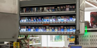 Cigarety poskládané u pokladny supermarketu