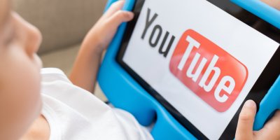 Dítě sleduje Youtube na tabletu