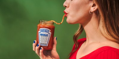 Žena srká špagetu ze sklenice s rajčatovou omáčkou Heinz × Absolut