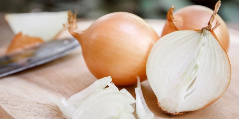 Jak na skladování cibule? Oloupanou cibuli dejte do lednice, tu v celku do spíže