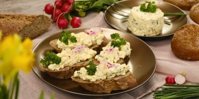 Dokonalá odlehčená vajíčková pomazánka s ředkvičkami