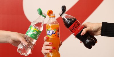 Coca-Cola zavádí neodnímatelná víčka na celém svém portfoliu nápojů