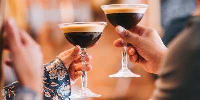 Dva lidé si připíjejí koktejlem Espresso Martini