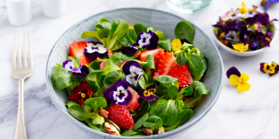 Salát s polníčkem, jahodami a jedlými květy