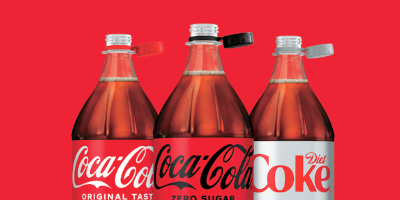 Tři lahve od Coca-Coly s neoddělitelnými víčky