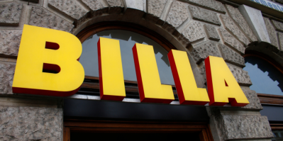 Cedule na obchodě s nápisem Billa