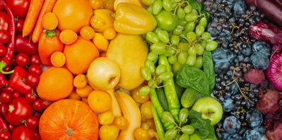 Ovoce a zelenina poslkládané podle barev