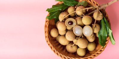 Exotické ovoce longan v proutěném košíku