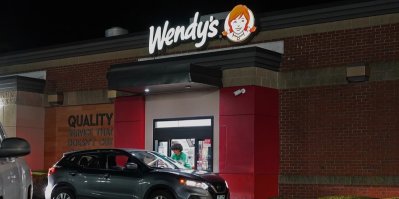 Vůz u výdejního okénka drive-thru u Wendy's