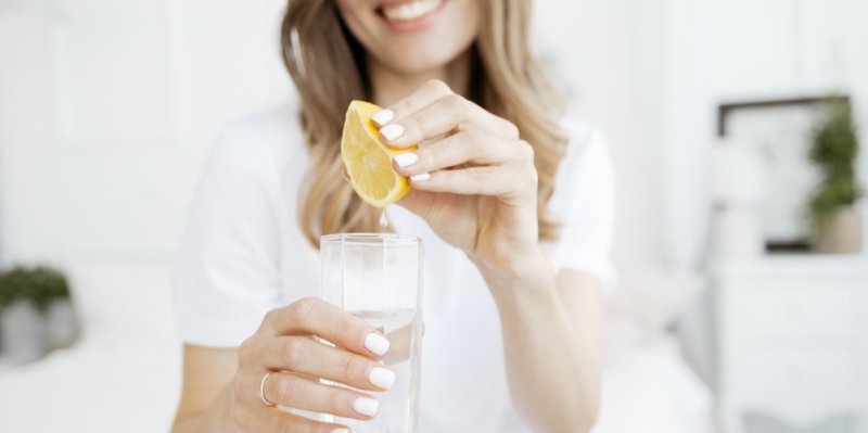 Voda s citronem po ránu nalačno: Nastartuje váš metabolismus, zbytek ale musí zařídit zdravá strava, spánek a pohyb