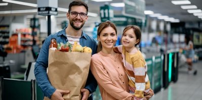 Rodina s nákupem u pokladen supermarketu