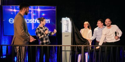 Pět lidí na tiskové konferenci, na níž je zrovna odhalován výrobník SodaStream