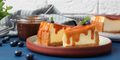 Nakrájený cheesecake s karamelovou polevou