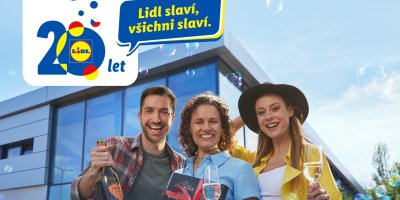 Dvě ženy a jeden muž stojí se šampaňským před prodejnou Lidl