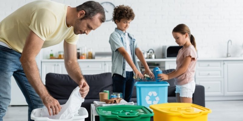 Plato od vajec hoďte do papíru, rozbité zrcadlo nepatří do skla. Jak doma správně a efektivně třídit odpad?