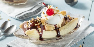 Banana split na talířku