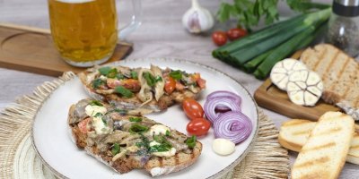 Videorecept: Restovaná hlíva ústřičná s nivou a rajčaty