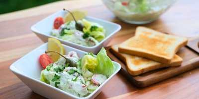 Videorecept: Lahodný a krémový dip z modrého sýra s ledovým salátkem