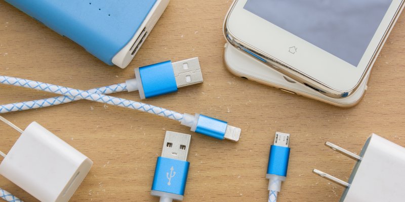 Konec různorodým nabíječkám v Česku. U mobilů i notebooků zmizí všechny kromě „céčka“