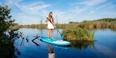 Žena na paddleboardu