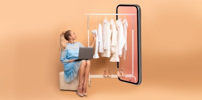 Žena nakupuje oblečení online
