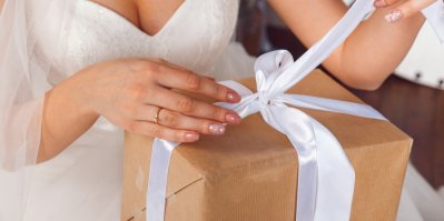 Nevěsta rozbaluje dárek