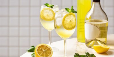 Limoncello nalité ve sklenkách