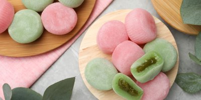 Zelené a růžové mochi koláčky