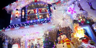 Dům ozdobený svítícími vánočními dekoracemi