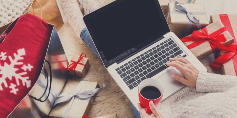 Polovina Čechů utratí za dárky letos do 5 000 korun. Přes 50 % z nich vyřeší nákup přes internet
