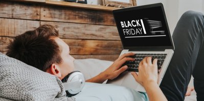 Muž se dívá na obrazovku, kde svítí nápis "Black Friday"