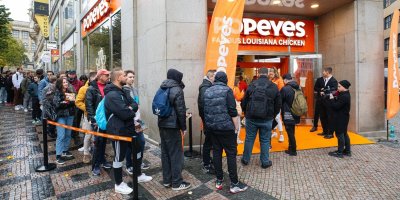 Popeyes poprvé v ČR. Největší konkurent kuřete z Kentucky otevřel pobočku na Václavském náměstí