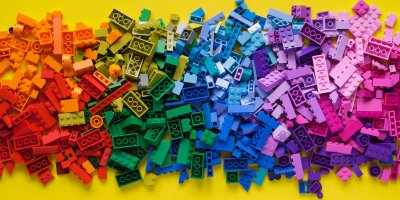 Různě barevné kostičky Lego